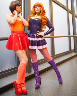 taroart: deepperversion:  velmacosluv:  Daphne by Pollyplays Velma by Lottiestarr  wonderful cosplay couple  Jinkies! 