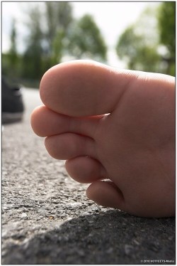 brenda-horny-feet:  Foot ferish and foot fetishism. Meet foot fetish girl online