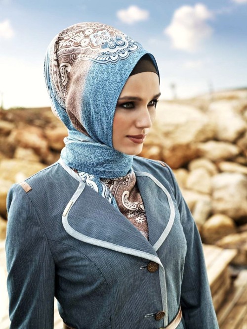 او قدام النساء برايي الحجاب الشرعي هو الجلباب الفضفاض و