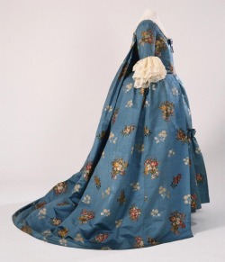 lookingbackatfashionhistory: • Woman’s Dress (Open Robe à la française and Petticoat). Place of origin: Lyon, France, Europe; United States Date: Silk: 1760-1765; Dress: ca. 1760-1765, with later alterations Medium: Silk tobine (cannelé) with brocading.
