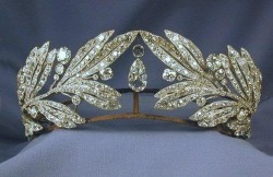 buddhabrot:   Laurel Leaf Tiara belonging to Queen Sophia of Greece  still one of my fav finds on the internet  