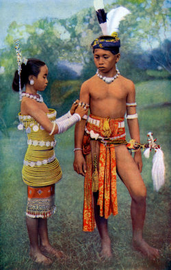 d-ici-et-d-ailleurs: “Young Iban or Sea Dayaks* people in gala attire, Borneo’, 1922.  Photo de Dr Charles Hose (1863-1929), ethnologue britannique. *Dayak (ou Daya) est un terme générique qui désigne différents peuples de l'intérieur des