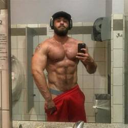 pigjaxx: redbeardy:    🤤🤤🤤🤤🤤💦💦💦💦💦💦  Sexy selfie.