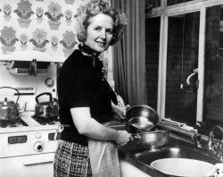 A causa dell’inserimento di Margaret on the Guillotine nella scaletta di Viva Hate (1988), Morrissey fu accostato dalla polizia e interrogato per oltre un’ora: Scotland Yard temeva per la vita di Margaret Thatcher, cui la canzone era “dedicata”.
