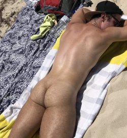 ofbeachesandmen2:  pasdom:  Vivement les vacances….  Of beaches and men - Guide to gay nude beaches