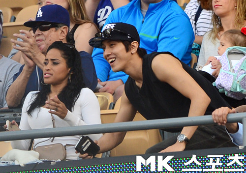 [Photos] Jung Yonghwa au Ryu HyunJin’s Game (LA Dodgers) à Los Angeles (27.05.2014) Tumblr_n6813dfT7M1t2pbr2o2_500