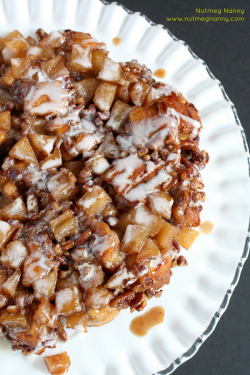 craving-nomz:  Nutty Cinnamon Roll Apple Cake