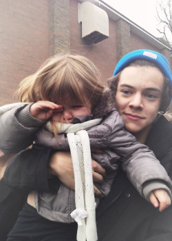  @Ugly_NakedGuy:  My 3 year old cousin and Harry, she was balling and he was so nice to her :’) 