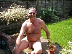 dadchaser63:  …when it’s hot outside Dad becomes a nudist…