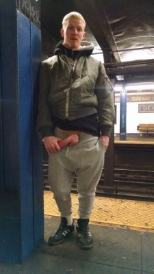 dickslips:  NYC peek  Hot guy!!!  He can do whatever he wants with me!!!