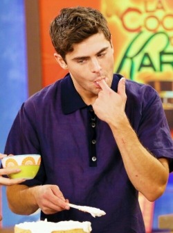 just-zac-efron:  imagine baking with him