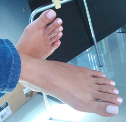 ebonytoesandfeetblk:  Long toes