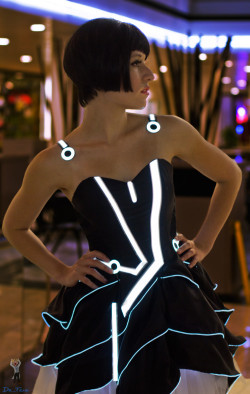 cassandracav:  ianbrooks:  Tron Prom Dress by Victoria Schmidt / Scruffy Rebel and Jinyo Programmed by Jinyo with some savvy hacking skills and el wire, Victoria aka Scruffy Rebel rocked this Tron Dress at San Diego Comic-Con ‘11… for the Users! 