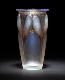 eyesaremosaics:René Lalique, ‘Ceylan’ a Vase, design 1924 opalescent glass, frosted and heightened with staining