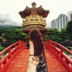 mrmoderngentleman:   Photographer’s girlfriend leads him around the world.  My heart… 