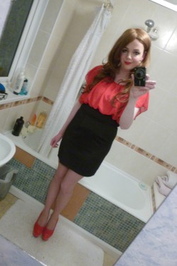 lucy-cd:  Pictures  This dress looks amazing with red heels, love it &lt;3