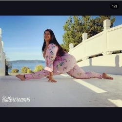 buttercream19:  Morning guys !! 8:00AM here PST . You guys can thanks my workout buddy for these pics , she saw this bridge and said OMG you should totally do the splits in the middle of it!!!! I almost ripped this jumpsuit … but eventually got all