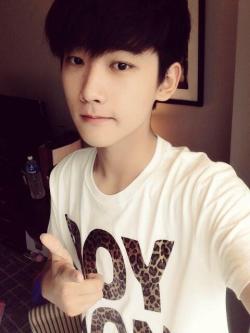 soegogi:  baekingpao:  Chinese SM traine Xing ZhaoLin. Born 7/22/1997 Height:189cm. Dance:poppin/hiphop. Favorite singer: Kris♥ [cr:世米世米_MK,Baekyeoliee] *wow his idol is Kris and looks like a bit of Eunhyuk there 0.0  are we not goint to talk