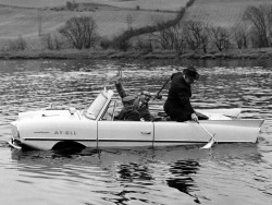 Partie de Pêche avec voiture Amphibie Ay Ell, 1961.