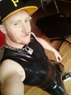 gayperverts:  The always horny Si in his rubber, nice septum piercing as well :) 