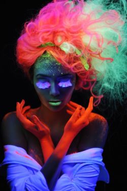 culturenlifestyle:  Sporting A “Bright” and Colorful Look : Glow In The Dark Rainbow Hair Trends The latest hair color trend that is taking over the internet like a storm is neon accented glow in the dark hair. Manic Panic have produced a vegan and