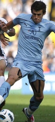 bulgesnbutts:  athletecentral:  Gareth Bale-bulge   #soccer #bulge #shorts #candid
