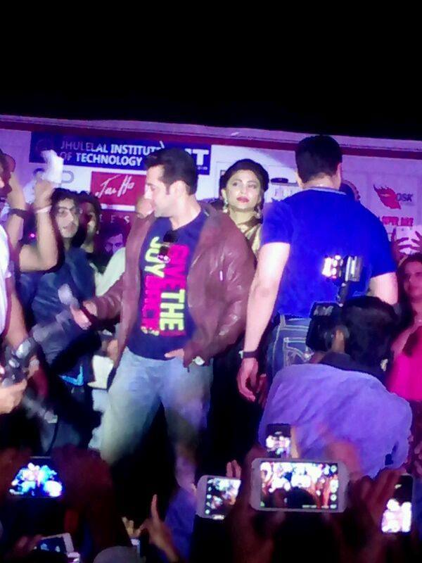 khan - ★ Salman Khan at Jhulelal Institute of Technology to promote Jai Ho (January 5th 2014) ! Tumblr_myytx4lZZH1qctnzso4_1280