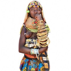 ratengoriginal:  Njange - a highly adorned Mumuhuila girl, from southern Angola Photography by Mario Gerth more photos by Mario Gerth 