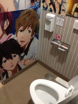 kurosu:  shigeruxxx:  free! lavatory  make us pee na splash kasaneta 