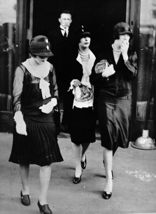 Mary Pickford and the Talmagde sisters at Rudolph Valentino’s funerals.https://painted-face.com/