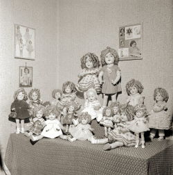 fifties-sixties-everyday-life:  Shirley Temple doll collection, circa 1960s.