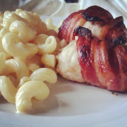 tonkswyrda:  Chicken stuffed with cream cheese, spring onion, cashew and cranberry, wrapped in bacon with creamy chili pasta #foodporn #food #nom #bacon #pasta
