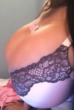 swelltits:  Such a huge bra… and already overflowing it!