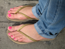 mesmerizingfeet:  Toepainted feet in slim Havaianas. 