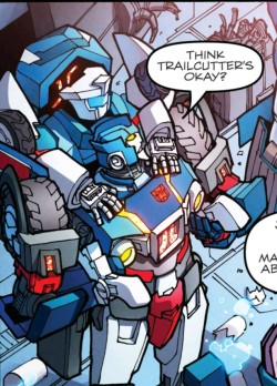 darkcybertron:  carmen-carmela:  Ok Tailgate getting piggy-back rides from everyone has given me life  jumping on someone’s back is tailgate’s signature move 