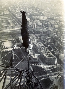 Un équilibriste sur la Tour Eiffel, Paris, 1900.
