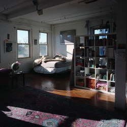lovemetoinfinity:  caught:  al2ien:  crystalfriedman:  I wouldn’t mind living like this, a small little place that over looks the city. I could play records, drink tea, paint on Sundays, read books sprawled out on the ground and romance men way out