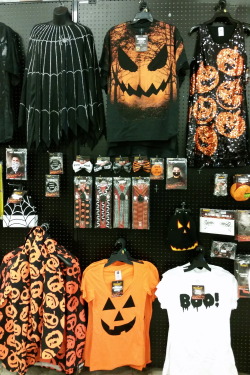 deathrock:  savvybee13:  twitchywitchygrrl:  Spirit Halloween, give me all the spooky.  I can’t wait until the store in my town is opened. I’ve been stalking the website for weeks.  That deathrock Peter Pan poncho top thing is so mine. 