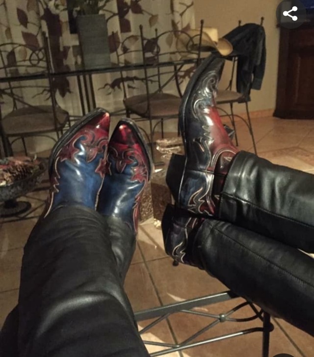 leathergloved:Boots too fancy for me, but love the leather jeans and leather jacket hanging on the chair.