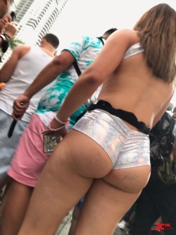 creepshots:  @jason_cashh is RAVing about this ass   See all his juicy rave  booty creeps https://shar.es/1QjT2Z