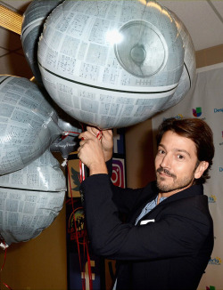 fysw:  Diego Luna attended the set of Univision’s morning talk Despierta America to promote Rogue One: A Star Wars Storyon Tuesday (November 28) in Miami, Fla.  