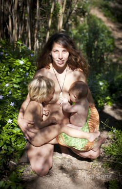 cazadordementes:  El arte de la lactancia por la fotógrafa española Isa Sanz, retratando la mejor etapa de la mujer… 