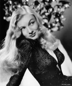  Veronica Lake / publicity photo for Paramount, 1942. 