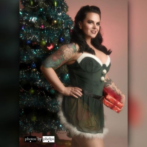 I hear snow is coming.. so better snuggle up with someone thick to stay warm :-) Model is Ms Sinister @ms.sinister.rose  and this seasonal pinup shot. #christmas #christmasvixen #curvygirl  #sexappeal #photosbyphelps #pinup #retropinup #feastiveseason