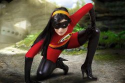 fandomness-and-randomness:  jennstarkid:  shartonnay:  demonsee:  The Incredibles, Violet  WHO IS THIS AMAZING COSPLAYER  i think you mean incredible cosplayer  GET OUT 