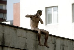 valkania:  This Saturday, Petr Pavlensky climbed naked onto the wall of Moscow’s Serbsky psychiatry centre and swiftly sliced off his right earlobe. The Russian artist stayed there, bleeding in the cold, completely silent and still for two hours. 