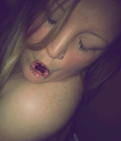 alice-is-wet:  alice-is-wet:  Me an’ my freckles, sucking on my own glass butt plug. ^_^ Xoxo Alice  Selfie reblog….I think this was the first full face I ever showed…plus you see my shoulder freckles. :3 xo Alice