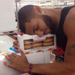 return-of-foreverr:  essfitcee:  I want some of that kreme…….  Look at bae…being happy