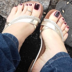 freakyebonyfeettoes:  Pretty toes with nice nail paint