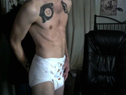 ughsexual:  Padded and ready to play some Don’t Starve Together! :3  Such a hot body!!!